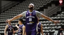 Pemain Timnas Basket Indonesia, Maruqes Tarrell Bolden melakukan selebrasi usai mencetak poin saat matchday kedua Grup A FIBA Asia Cup 2022
