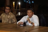 Foto Koordinator Tim Kecil dari PKS Sohibul Iman dihadapan awak media menyampaikan atas nama PKS mendukung Anies sebagai Bakal Calon Presiden 2024