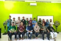Foto bersama anggota senat, pendiri, BPH dan PWM Papua Barat