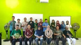 Foto bersama anggota senat, pendiri, BPH dan PWM Papua Barat
