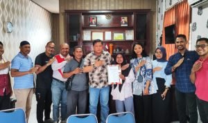 Foto. Plt Kepala Dinas Perkebunan Fakfak menyerahkan surat keputusan kepada Koperasi MTQ sebagai Koperasi Role Model di bidang Pengolahan ekstrak pala Tomandin menjadi minyak Atsiri