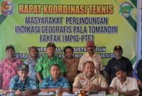 Rapat koordinasi Asosiasi Masyarakat Perlindungan Indikasi Geografis Pala Tomandin Fakfak (MPIG-PTF) bersama Dinas Perkebunan Fakfak dan stakeholder yang terkait, membahas pengawasan terhadap proses produksi dan distribusi Pala sebagai komoditas unggulan Fakfak. (Dok. Disbun Fakfak)