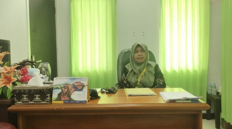 Direktur RSUD Fakfak dr. Karyani Kastella, M.Kes, Spa.Rad saat ditemui wartawan diruang kerjanya (Dok. jatim.tagarutama.com)