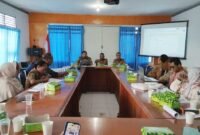 pertemuan evaluasi Pokja 3 yang dihadiri OPD Dinas Perkebunan, Dinas Kelautan dan Perikanan, Dinas Pemberdayaan Masyarakat Kampung (DPMK), Dinas Perindustrian dan Perdagangan (Perindag), Dinas Pertanian, serta Dinas Penanaman Modal dan Pelayanan Terpadu Satu Pintu (PTSP), dan Yayasan Kaleka dengan tujuan untuk meninjau perkembangan tiga tematik utama, yaitu Minapolitan, komoditas pala, dan ekowisata. (Dok. Disbun Fakfak)