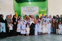 Santri TPA Al Mahdi bersama Wali Santri dan Tim Pengajar berfoto dalam Launching TPA Al Mahdi Fakfak, yang terletak tepat dibelakang RTH Ma'ruf Amin (Dok. jatim.tagarutama.com)