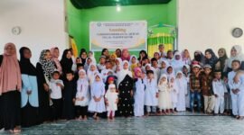 Santri TPA Al Mahdi bersama Wali Santri dan Tim Pengajar berfoto dalam Launching TPA Al Mahdi Fakfak, yang terletak tepat dibelakang RTH Ma'ruf Amin (Dok. jatim.tagarutama.com)