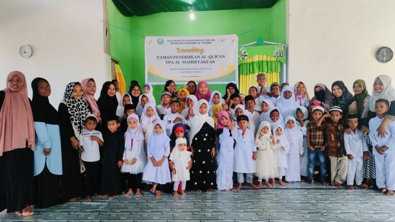 Santri TPA Al Mahdi bersama Wali Santri dan Tim Pengajar berfoto dalam Launching TPA Al Mahdi Fakfak, yang terletak tepat dibelakang RTH Ma'ruf Amin (Dok. jatim.tagarutama.com)