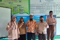 Kepala Sekolah MTs Tahfidzul Qur'an Muhammadiyah Fakfak ustadz Ramdan foto bersama Siswa dan siswa MTs Tahfidzul Qur'an Muhammadiyah Fakfak yang mengikuti kompetisi Olimpiade Bahasa Arab yang diselenggarakan oleh Forum Musyawarah Guru Mata Pelajaran (MGMP) Bahasa Arab seluruh Indonesia(Dok. jatim.tagarutama.com)