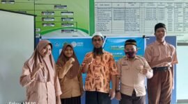 Kepala Sekolah MTs Tahfidzul Qur'an Muhammadiyah Fakfak ustadz Ramdan foto bersama Siswa dan siswa MTs Tahfidzul Qur'an Muhammadiyah Fakfak yang mengikuti kompetisi Olimpiade Bahasa Arab yang diselenggarakan oleh Forum Musyawarah Guru Mata Pelajaran (MGMP) Bahasa Arab seluruh Indonesia(Dok. jatim.tagarutama.com)