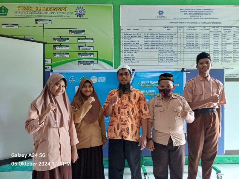 Kepala Sekolah MTs Tahfidzul Qur'an Muhammadiyah Fakfak ustadz Ramdan foto bersama Siswa dan siswa MTs Tahfidzul Qur'an Muhammadiyah Fakfak yang mengikuti kompetisi Olimpiade Bahasa Arab yang diselenggarakan oleh Forum Musyawarah Guru Mata Pelajaran (MGMP) Bahasa Arab seluruh Indonesia(Dok. jatim.tagarutama.com)
