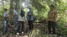 Guru Pembina KIR SMA Negeri 1 Fakfak Ibu Chandra Sri Ubayanti, M.Pd. didampingi Kepala Bidang Pengolahan dan Pemasaran Perkebunan Bapak Abdul Jalil Karoror, SP, MM dan Kasie Pengamatan dan Peramalan OPT Dinas Perkebunan Fakfak, Syaiful Bahri Alkatiri, S.Hut saling berdiskusi terkait pala untuk disampaikan kepada para siswa SMA Negeri 1 Fakfak yang tergabung dalam Ekstrakurikuler KIR dan Pramuka