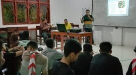 Syaiful Bahri Alkatiri,S.Hut
Kasie Pengamatan dan peramalan OPT dinas perkebunan memberikan bimbingan kepada Siswa-siswi yang tergabung dalam Ekstrakurikuler KIR SMA Negeri 1 Fakfak (Dok. Disbun Fakfak)