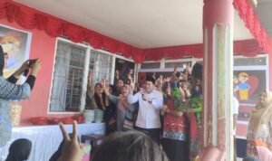 Turut hadir Bapak Samaun Dahlan Calon Bupati Fakfak Nomor urut 2 di acara syukuran atas terpilihnya Haji Saleh Siknun sebagai Anggota DPR Propinsi Papua Barat dapil Fakfak, bertepatan pula dengan hari ulang tahun yang ke 56 bapak Samaun Dahlan. (Dok. jatim.tagarutama.com)