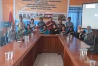 15 peserta yang berasal dari berbagai koperasi, komunitas, dan kelompok binaan Dinas Perkebunan Fakfak sedang mengikuti kegiatan pembuatan sampo dan minyak rambut dari bahan dasar pala yang dilaksanakan Dinas Perkebunan Fakfak berkolaborasi dengan Yayasan Mooi Papua