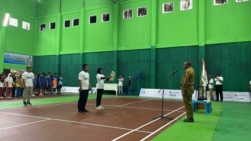 Asisten II Bidang Perekonomian, Aroby Hindom, S.Sos., M.Si., resmi membuka Event Bulu Tangkis Bupati Cup V yang dilaksanakan Selasa (5/11/2024) di Gedung Olahraga Bulu Tangkis Fakfak dalam rangka menyongsong HUT ke-124 Kota Pala Fakfak