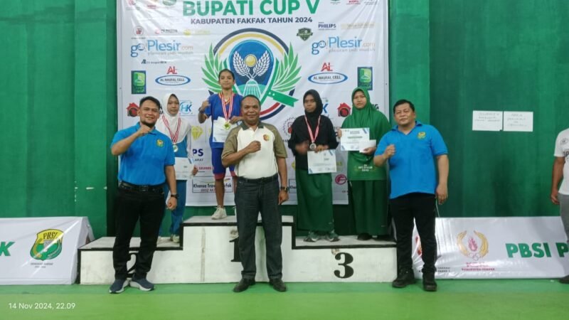 Foto bersama saat penyerahan piala Bupati Cup V untuk Kategori Remaja Putri oleh Asisten II Setda Aroby Hindom, Ketua PBSI Fakfak, Widhi Asmoro Jati, dan sekretaris PBSI Fakfak Muhammad Taufik Syafaat