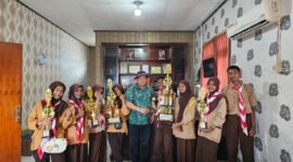 Plt. Kepala Dinas Perkebunan Fakfak, Widhi Asmoro Jati, ST, MT menerima Saka Tarunabumi Fakfak yang menerima penghargaan atas keberhasilan di sejumlah lomba bergengsi, seperti Pionering dan Cerdas Cermat Kepramukaan. Lomba yang diselenggarakan dalam rangka Hari Ulang Tahun Saka Wanabhakti ke-41 tahun 2024.