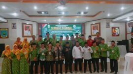 Penyelenggara seminar nasional bertajuk sejarah masuknya Islam di Tanah Papua, Pengurus MUI Papua Barat berfoto bersama Pj. Gubernur Papua Barat Drs. H. Ali Baham Temongmere, M.TP., sekretaris MUI Pusat Dr. H. Amirsyah Tambunan, M.A., Anggota DPR Papua Barat H. Saleh Siknun, SE., Ketua MUI Papua Barat H. Ahmad Nasrau, S.PdI, MM., dan Ketua MUI Papua KH. Syaiful Islam Al Payage