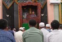 Drs. Jumroni, M.M.saat mengisi tausiyah di masjid besar Al Munawwarah Distrik Fakfak.
