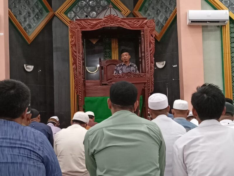 Drs. Jumroni, M.M.saat mengisi tausiyah di masjid besar Al Munawwarah Distrik Fakfak.