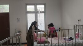 Panitia Semarak Amaliah Ramadhan 1446 Hijriyah membagikan makanan berbuka bagi keluarga pasien dan perawat di RSUD Fakfak.