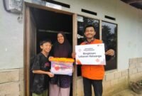 Relawan Rumah Zakat Payakumbuh mendistribusikan Bingkisan Lebaran Keluarga bagi lansia dan dhuafa.