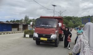 Kepala sekolah TK ABA 1 Wagom Fakfak Fitria Bugis, S.Pd sedang memberikan sejumlah bungkusan takjil kepada pengendara mobil yang melintasi Taman KH Ma'ruf Amin Jalan Reklamasi Fakfak.