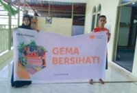 Relawan Rumah Zakat Fakfak menggelar Gema Bersih Hati di Masjid Jabal Nur Jalan Kokas. Salah satu relawan yang terlibat Farah merasa menyenangkan bisa terlibat di dalam kegiatan sosial ini.