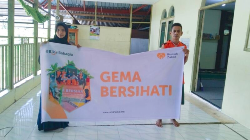 Relawan Rumah Zakat Fakfak menggelar Gema Bersih Hati di Masjid Jabal Nur Jalan Kokas. Salah satu relawan yang terlibat Farah merasa menyenangkan bisa terlibat di dalam kegiatan sosial ini.