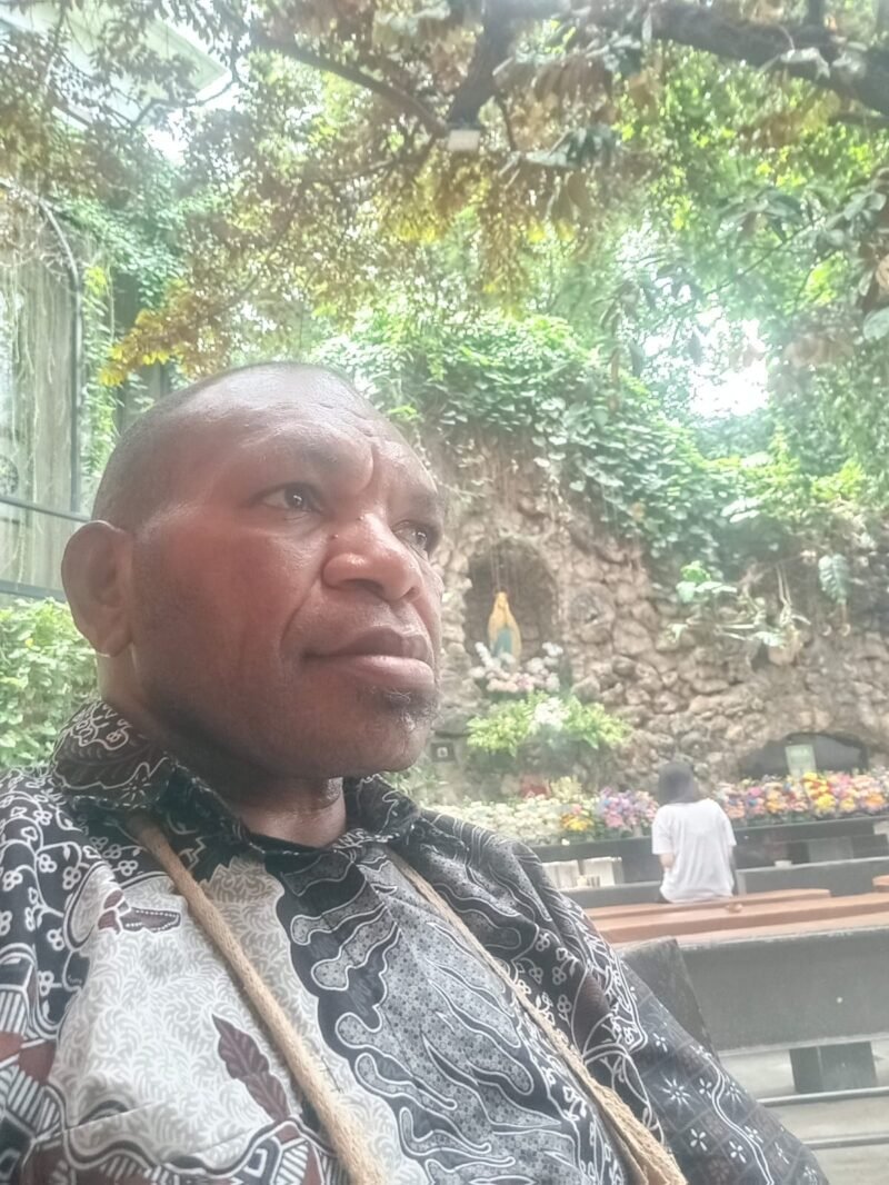 Titus Pekei, Pencetus Noken sebagai warisan budaya dunia, saat ditemui wartawan jatim.tagarutama.com.