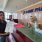Penyetoran Perdana Retribusi Pala Komoditas Unggulan melalui Bank Papua oleh Pelaku Usaha di Fakfak. 