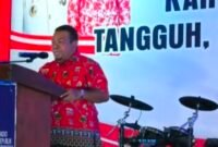 Saleh Siknun, SE., saat menyampaikan sambutan ada peringatan hari Kartini yang dilaksanakan oleh Jaringan Perempuan Perubahan Fakfak (JP2F) dilaksanakan di Gedung KONI (18/04/2025).