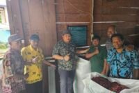 Plt. Kepala Dinas Perkebunan Fakfak, Widhi Asmoro Jati, ST, MT., didampingi perwakilan MPIG-PTF, Safi Yarkuran memberikan edukasi kepada pelaku usaha pala pemasangan pamflet berisi himbauan untuk menjaga mutu dan kualitas pala.