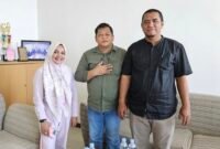 Pelaksana Tugas (Plt) Kepala Dinas Perkebunan Fakfak, Widhi Asmoro Jati, ST., MT, bersama kepala PT. Bank Papua cabang Fakfak, Dedy Iskandar, dan Kepala Departemen Pemasar Kredit Siti Ulfa Hegemur mengadakan pertemuan guna membahas agenda Launching Retribusi Pala sebagai langkah konkret untuk menjawab tantangan peningkatan PAD Kabupaten Fakfak