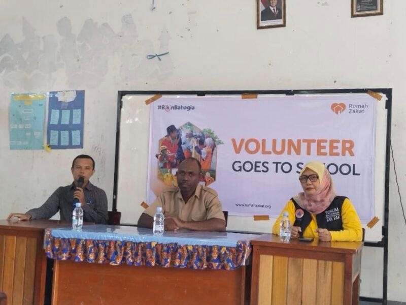 Kegiatan Volunteer Go To School yang Dilaksanakan Relawan Rumah Zakat Fakfak di SMA Negeri 1 Fakfak turut hadir Kepala Sekolah SMA Negeri 1 Fakfak Ferdinand Hindom, S.Pd.,M.H, Sekretaris BPBD kabupaten Fakfak Rima Idrus, SH., M.Hum dan Koordinator Relawan Rumah Zakat Fakfak Ishar Hafid.