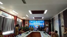 PT. Pupuk Kaltim menyerahkan bantuan Sapi Qurban melalui Wakil Bupati Kabupaten Fakfak Drs. Donatus Nimbitkendik, M.T.