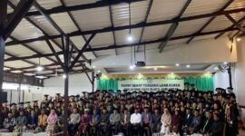 Wisudawan dan wisudawati Sekolah Tinggi Agama Islam Al Mahdi Fakfak yang baru dikukuhkan, berfoto bersama ketua STAIS Al Mahdi dan civitas akademika.