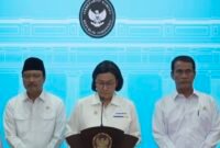 Menteri Keuangan Sri Mulyani dan beberapa menteri lainnya dalam konferensi pers bersama para wartawan setelah melakukan rapat terbatas bersama Presiden Prabowo Subianto.