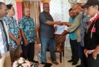 Wakil Ketua II MPIG-PTF, Syafi Yarkuran menyerahkan Rencana Kerja Prioritas serta Proposal Permohonan Bantuan Dana kepada Wakil Ketua Badan Anggaran DPR Papua Barat, Hendrik Clifford Ndardarmana.