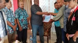 Wakil Ketua II MPIG-PTF, Syafi Yarkuran menyerahkan Rencana Kerja Prioritas serta Proposal Permohonan Bantuan Dana kepada Wakil Ketua Badan Anggaran DPR Papua Barat, Hendrik Clifford Ndardarmana.