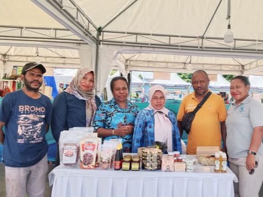 Myristica binaan Dinas Perkebunan Fakfak mengenalkan produk olahan pala pada event Torang Creative & Ecotourism Festival 2025 yang berlangsung selama tiga hari, mulai 20 hingga 22 Juni 2025 di Kota Sorong,