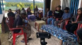 Plt. Kepala Dinas Perkebunan Fakfak Widhi Asmoro Jati, ST., MT., bersama Yayasan Kaleka melakukan penguatan terhadap kelompok Guraferi yang telah berhasil meningkatkan kualitas dan produktivitas hasil pala, termasuk uji coba pengolahan menjadi minyak atsiri pala.