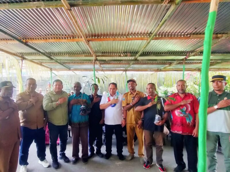 Bupati Kabupaten Fakfak Samaun didampingi Plt. Kepala Dinas Perkebunan Widhi Asmoro Jati Berfoto Bersama kelompok pekebun dari Kampung Sum dan Kampung Tetar, Distrik Fakfak Tengah saat peluncuran Program Strategis Pala Unggul sebagai bagian dari implementasi visi-misi Fakfak Membara (Membangun Bersama Rakyat).
