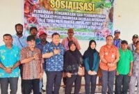 Tampak Ketua MPIG-PTF, Abdul Jalil Karoror, SP, MM., bersama Plt. Kepala Dinas Perkebunan, Widhi Asmoro Jati, ST., MT., dan Kepala Distrik Fakfak Tengah, Soleman Temongmere, ST, MM., bersama Para Kepala Kampung dan perangkat kampung se-Distrik Fakfak Tengah berfoto bersama pada kegiatan sosialisasi pentingnya Indikasi Geografis (IG) Pala Tomandin, sekaligus memperkuat tata kelola, pengawasan, serta pendampingan secara langsung kepada masyarakat pala.