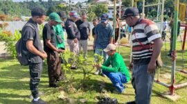 Foto. Plt. Kepala Dinas Perkebunan Fakfak Widhi Asmoro Jati, ST., MT bersama staf baik dari Dinas Perkebunan Fakfak itu sendiri dan Staf RRI Fakfak menanam sejumlah pohon disekitaran kawasan hijau RTH Ma'ruf Amin.