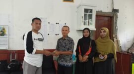 Foto. Rustam Kafara, S.Pd.I., MM., seluruh Guru dan SIswa-Siswi SMK Yapis Fakfak menyerahkan Donasi Palestina kepada Koordinator Relawan Rumah Zakat untuk disalurkan kepada Rakyat Palestina yang membutuhkan bantuan kemanusiaan.