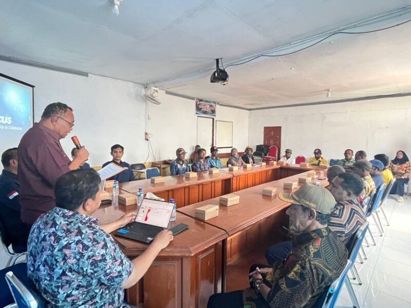 Foto. Asisten Perekonomian dan Pembangunan Setda Fakfak, Aroby Hindom, S.Sos., M.Si., mewakili Bupati Fakfak menyampaikan apresiasi atas inisiatif Dinas Perkebunan yang menghadirkan BMKG untuk mendukung para pekebun pala menghadapi tantangan iklim.