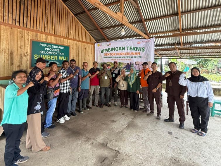 Foto. kunjungan belajar pelaku usaha produksi minyak kayu putih dari Kelompok Karya Mandiri, Kampung Bumi Moroh Indah difasilitasi Dinas Perkebunan Fakfak ke Balai Besar Perbenihan dan Proteksi Tanaman (BBPPT) Ambon.