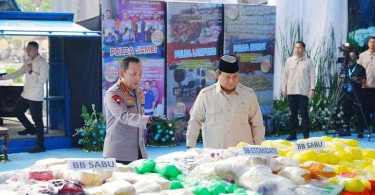 Foto. Presiden Prabowo Subianto didamping Kapolri Listyo Sigit Prabowo dalam acara pemusnahan barang bukti narkotika seberat 214,84 ton senilai sekitar Rp 29,37 triliun di Lapangan Bhayangkara, Jakarta Selatan.