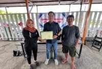 Foto. Penyerahan BPJS Ketenagakerjaan secara simbolis kepada Karyawan SPPG Yayasan Tikar Rasa yang diwakili oleh Kepala SPPG Yayasan Tikar Rasa Siti Warda Wael, S.Pd.